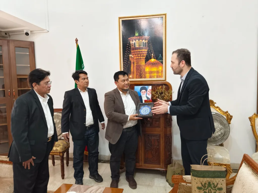 Delegasi Universitas Hasanuddin menyerahkan cenderamata kepada perwakilan Kedutaan Besar Republik Islam Iran sebagai simbol penguatan diplomasi sains dan komitmen membangun kolaborasi riset, teknologi drone, serta inovasi alat kesehatan. (Foto: Dok. Pribadi).